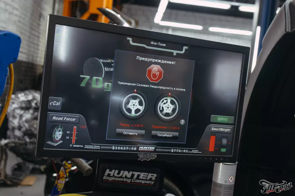 Новые кованые диски и фирменный Шиномонтаж на вибростенде на стендах Hunter для Porsche Cayenne